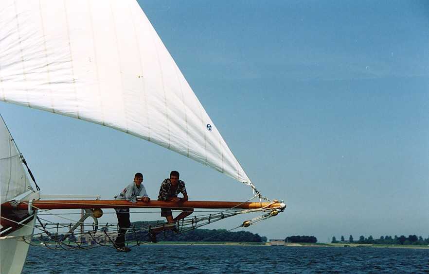 Visotters  kluiverboom een mooie hangplek voor de jeugd'98